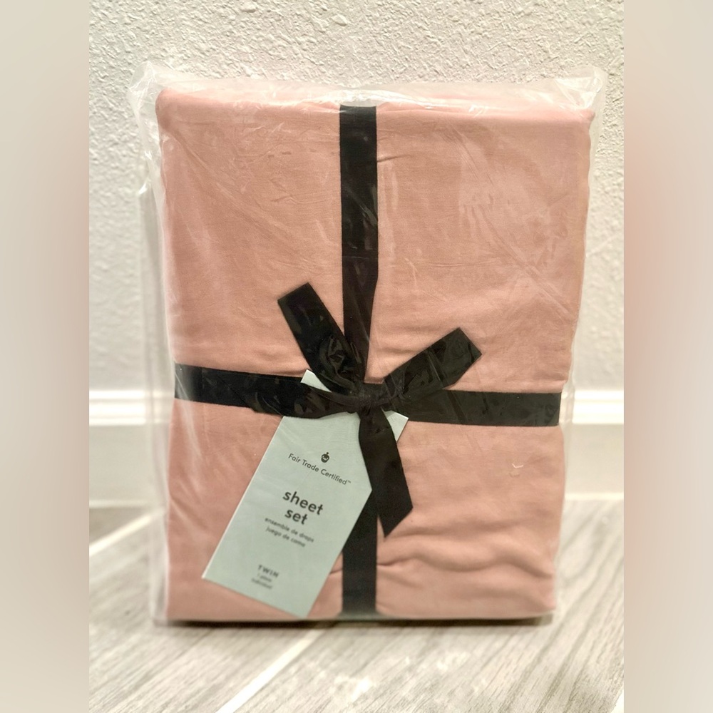 West Elm 100% Tencel Lyocell Twin Rose Bedsheet Set